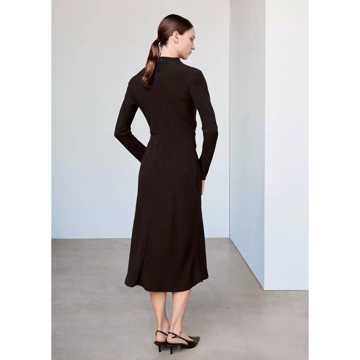 Robe drapée à col montant marron, MANGO
