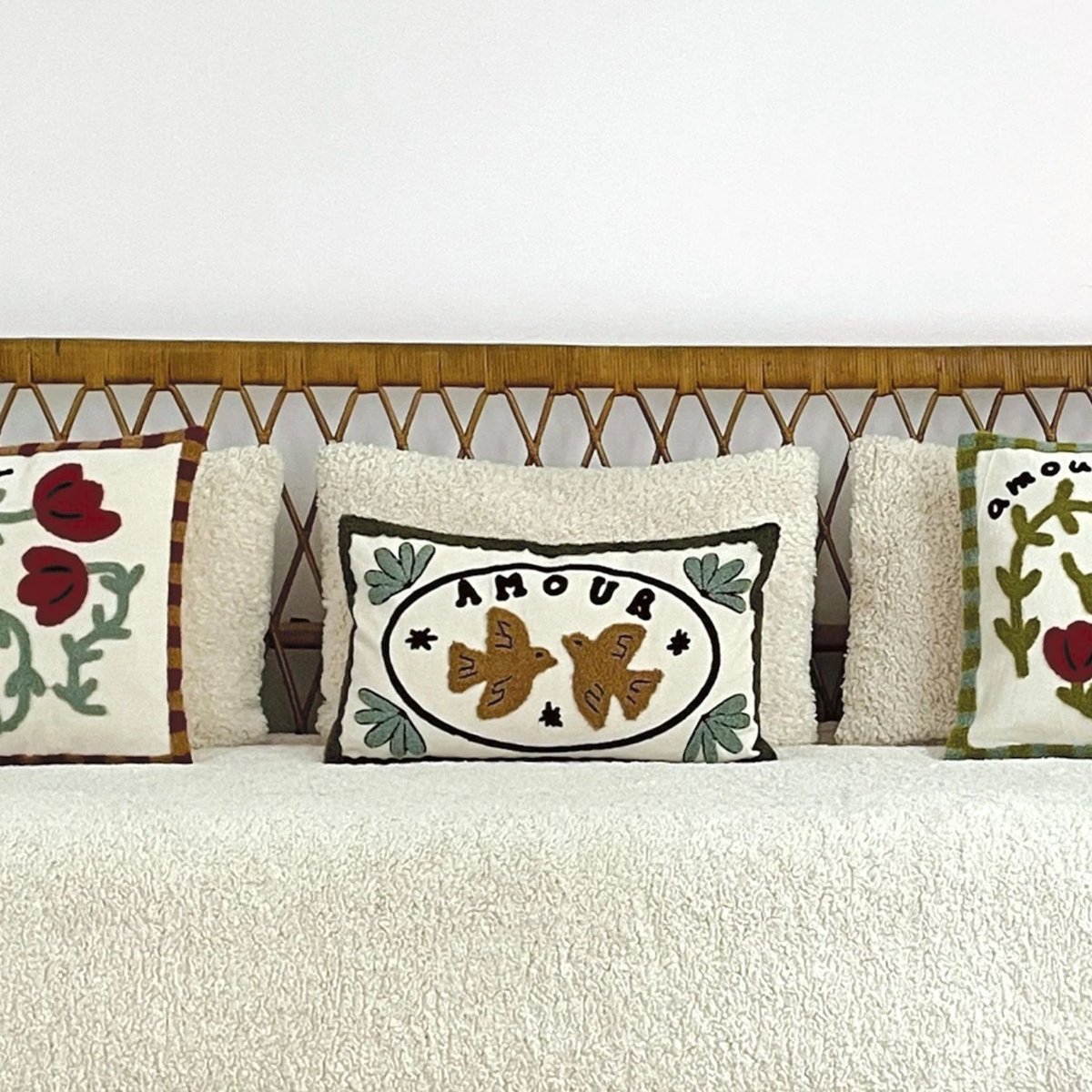 Coussin brodé avec motif oiseaux et "amour" marron foncé, OPJET