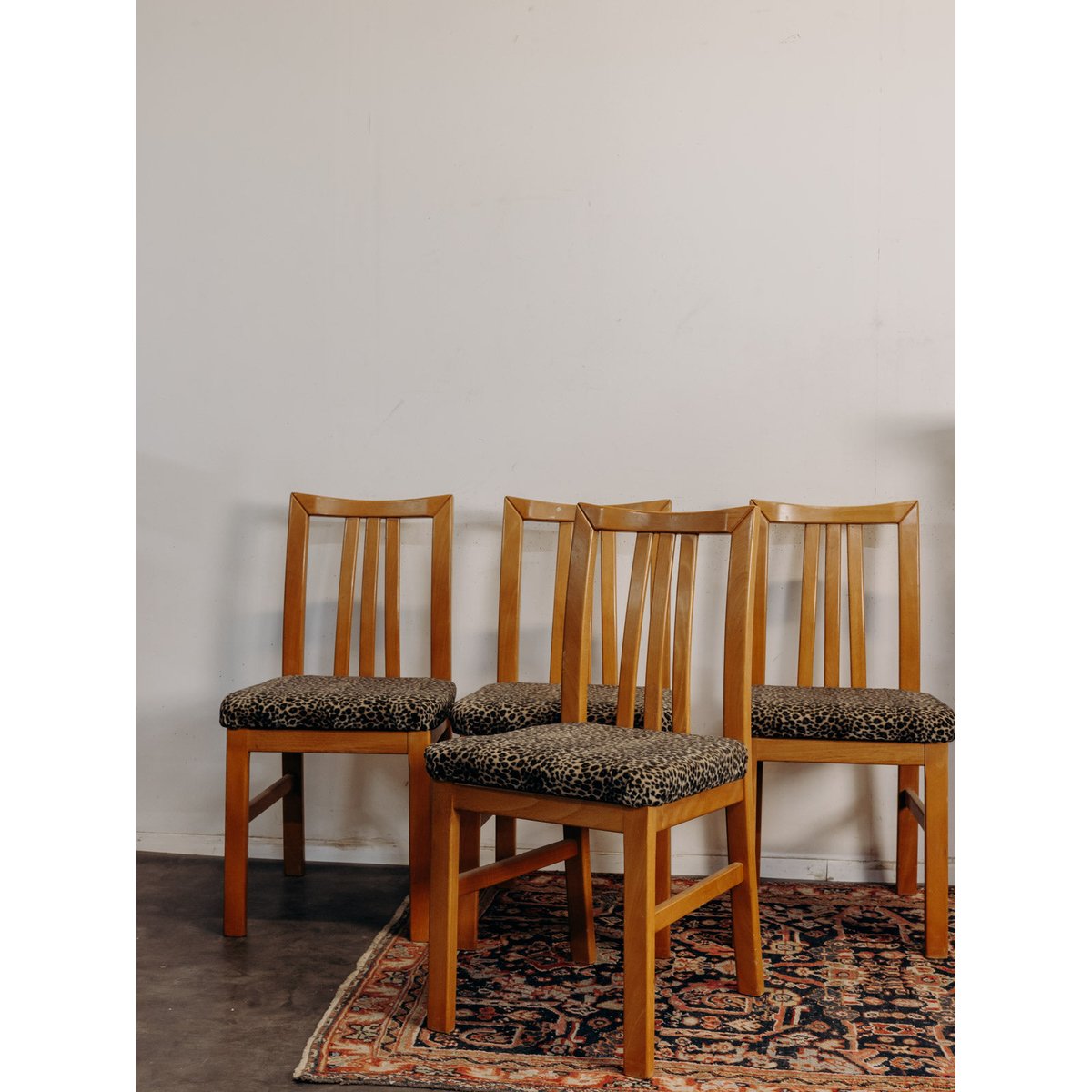 Lot de 4 chaises en tissu léopard Claude N°1632 - Bon état léopard, DEBONGOUT