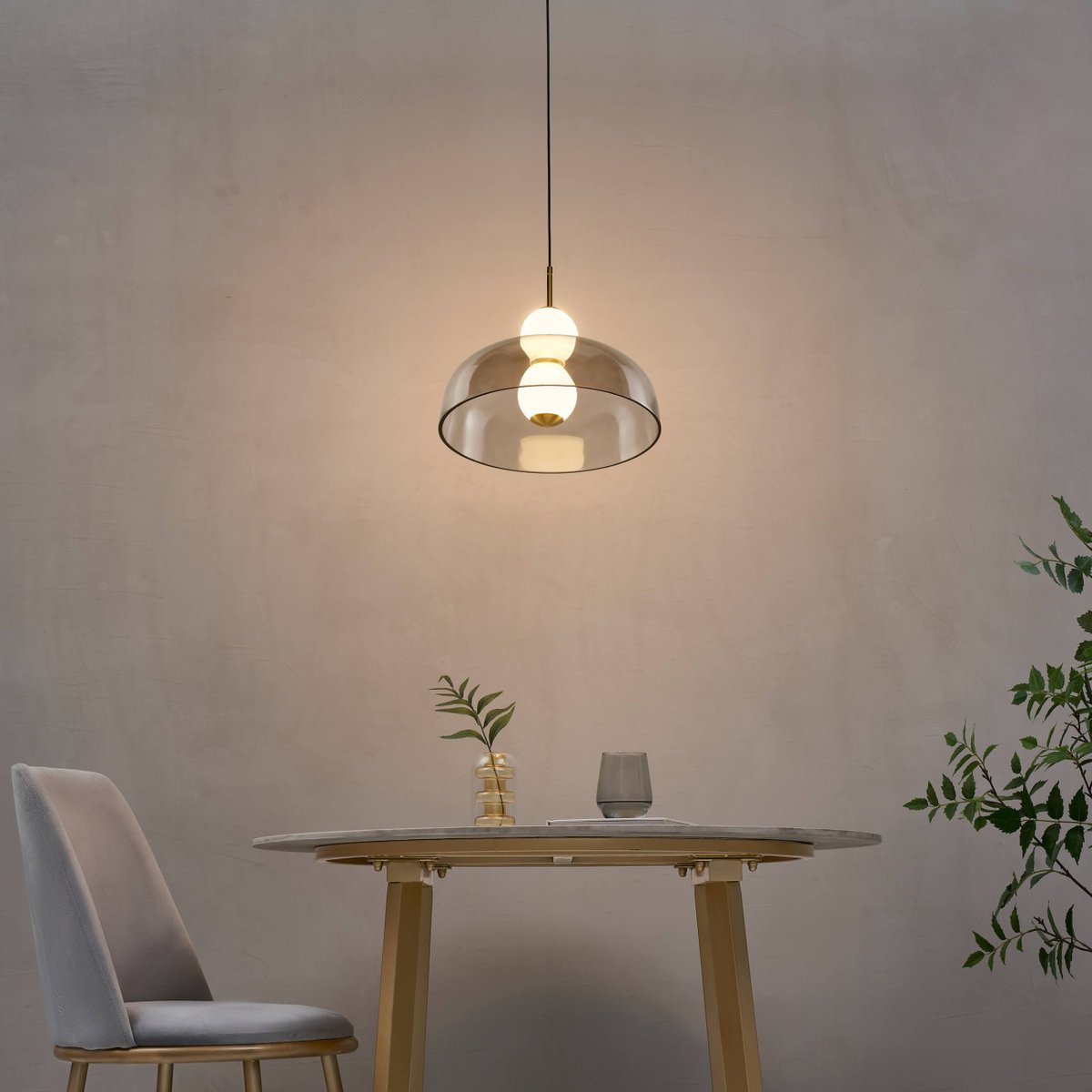 Suspension en verre finition laiton - SANTO gris fumé, laiton et blanc, KOSILUM