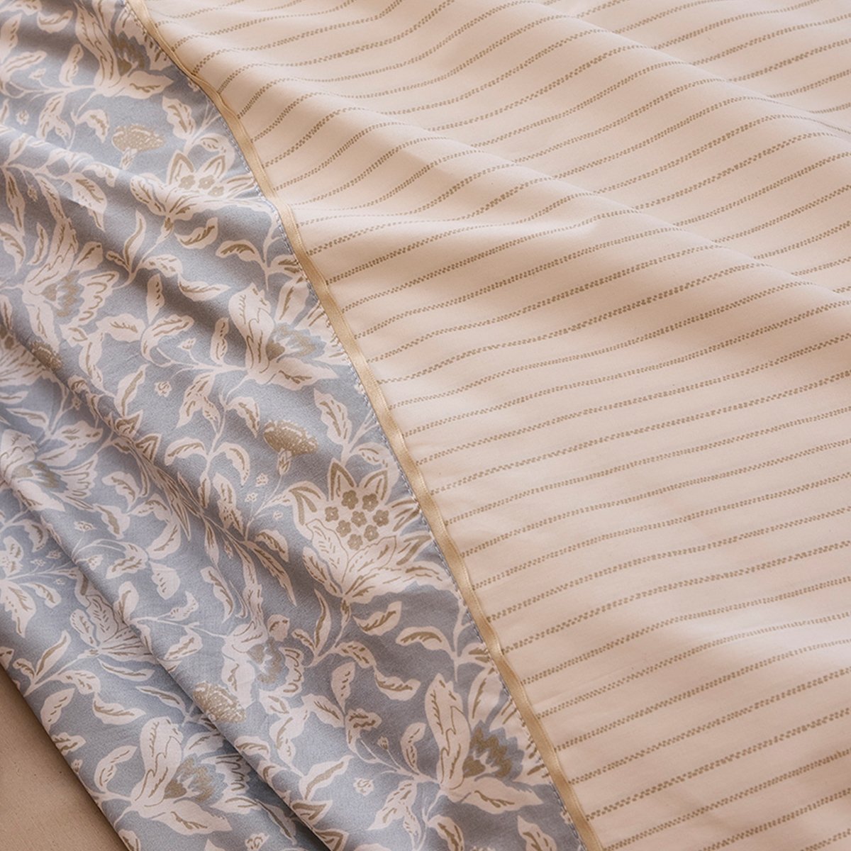 Drap plat imprimé en percale de coton, ROSÉE SAUVAGE bleu clair, ESSIX