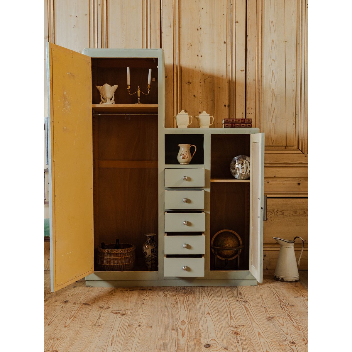 Armoire asymétrique en bois vert Blandine N°471 - Bon état kaki, DEBONGOUT