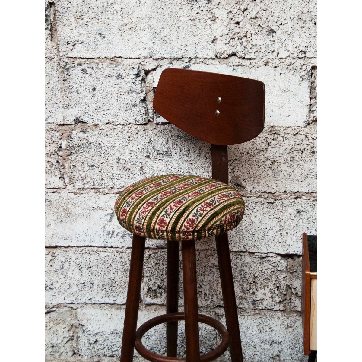 Tabouret de bar fleuri Gaston N°102 - Bon état bois, vert, rose, DEBONGOUT