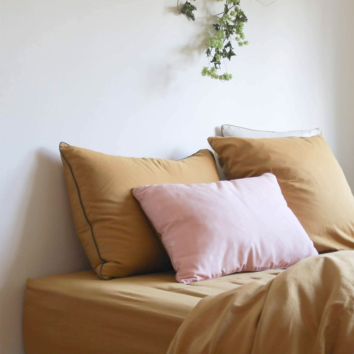 Drap housse uni en satin de coton lavé, HOUBLON ocre, A DEMAIN