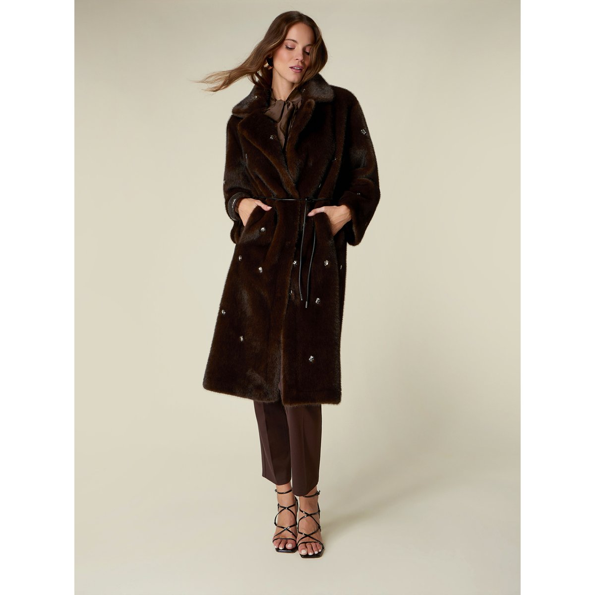 Manteau long avec pierres serties marron, OLTRE