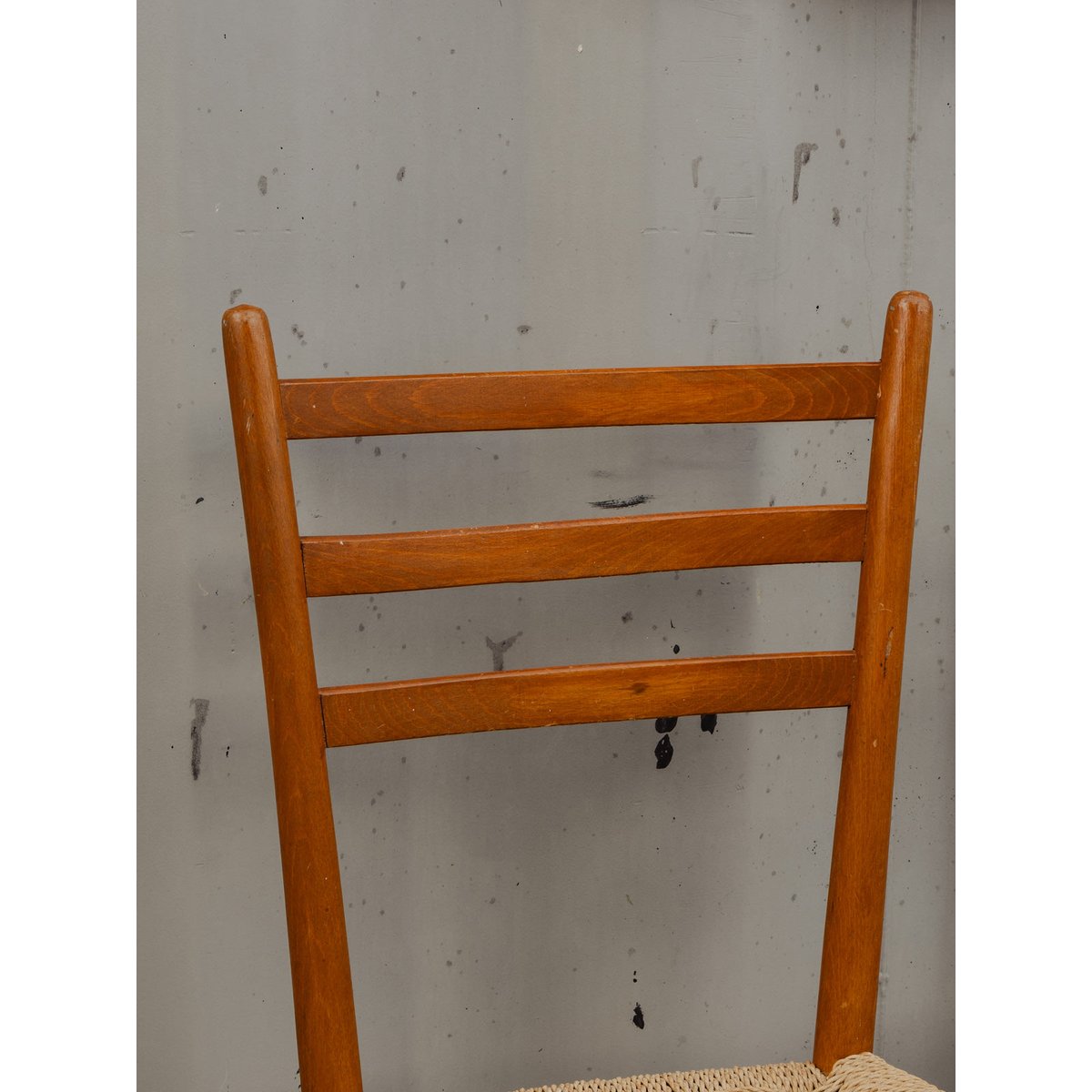 Paire de chaises en bois Claude N°1222 - Bon état bois foncé, DEBONGOUT