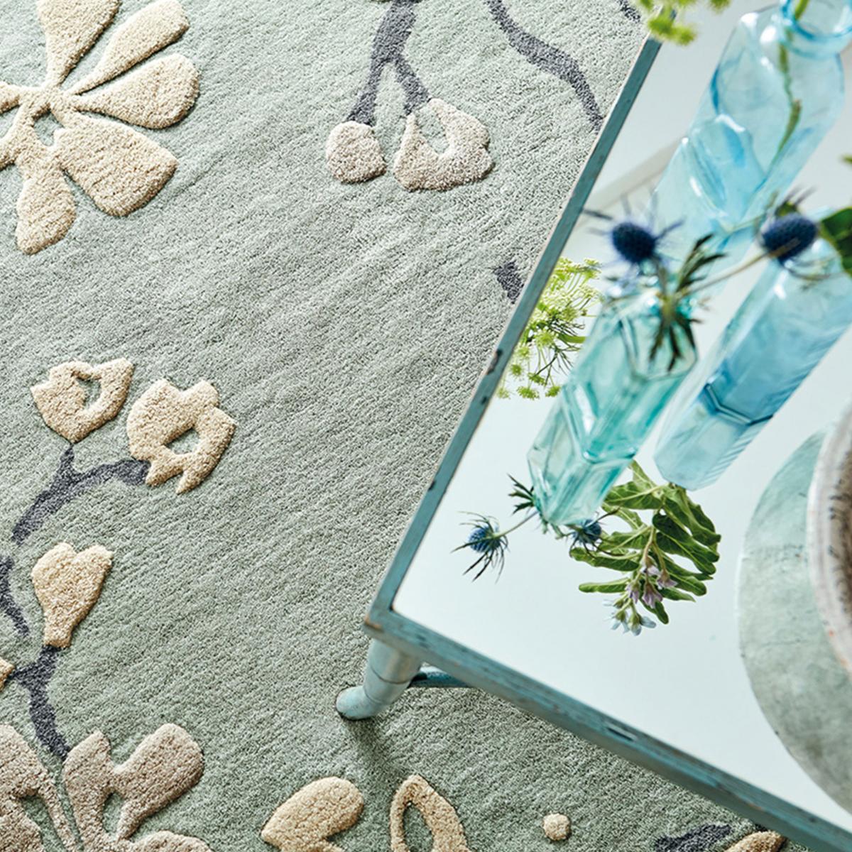 Tapis salon et chambre fait à la main en laine motif floral ANTHEA bleu gris, UN AMOUR DE TAPIS