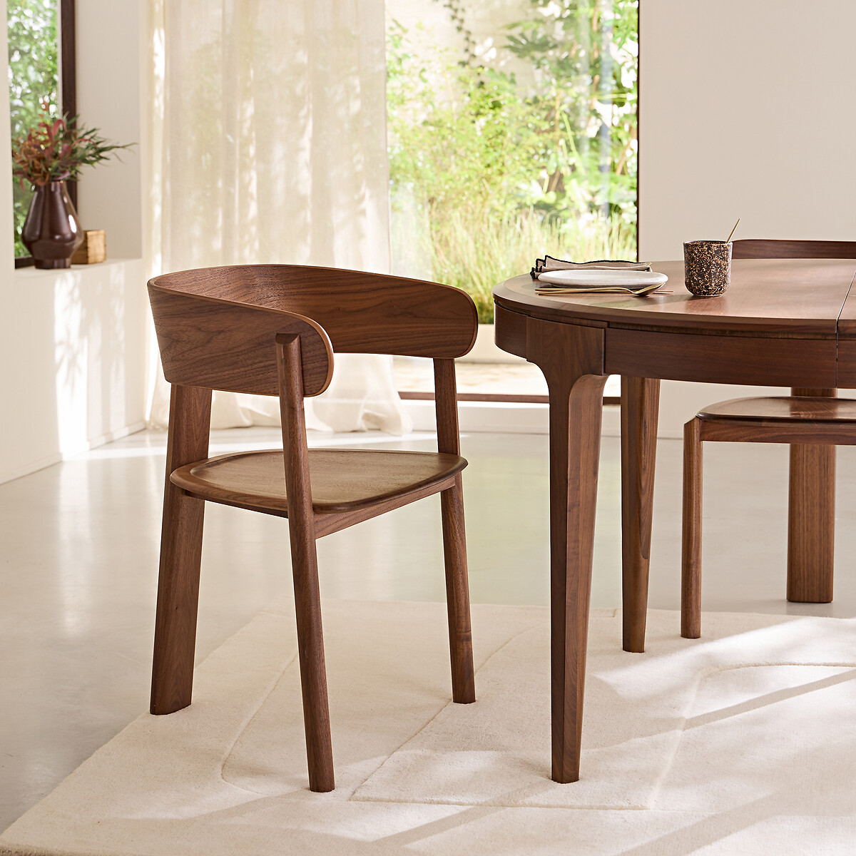 Fauteuil de table, en noyer massif et plaqué noyer, 3 pieds, MARAIS noyer, AM.PM X EMMANUEL GALLINA