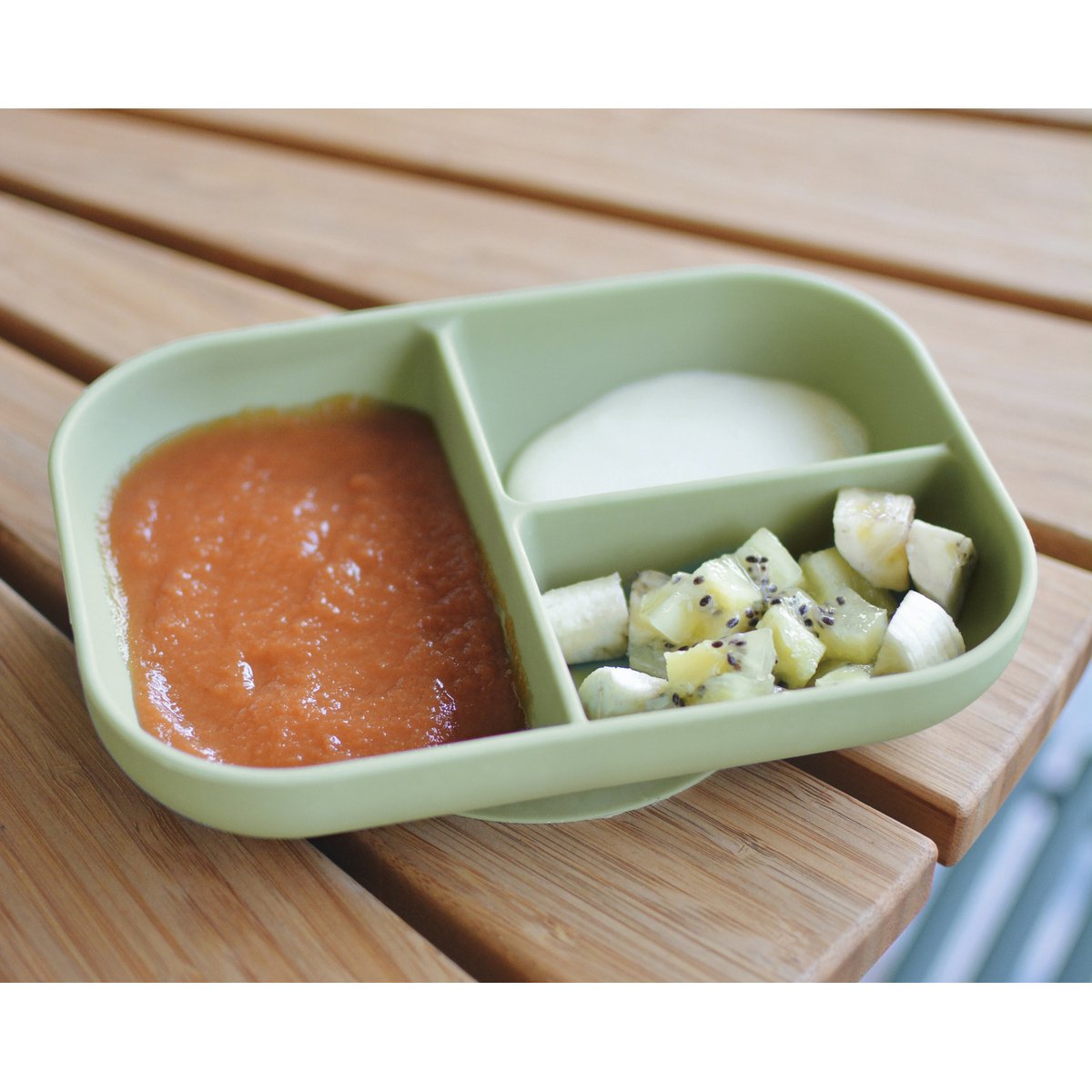 Assiette compartimentée bébé en silicone vert sauge, BEABA
