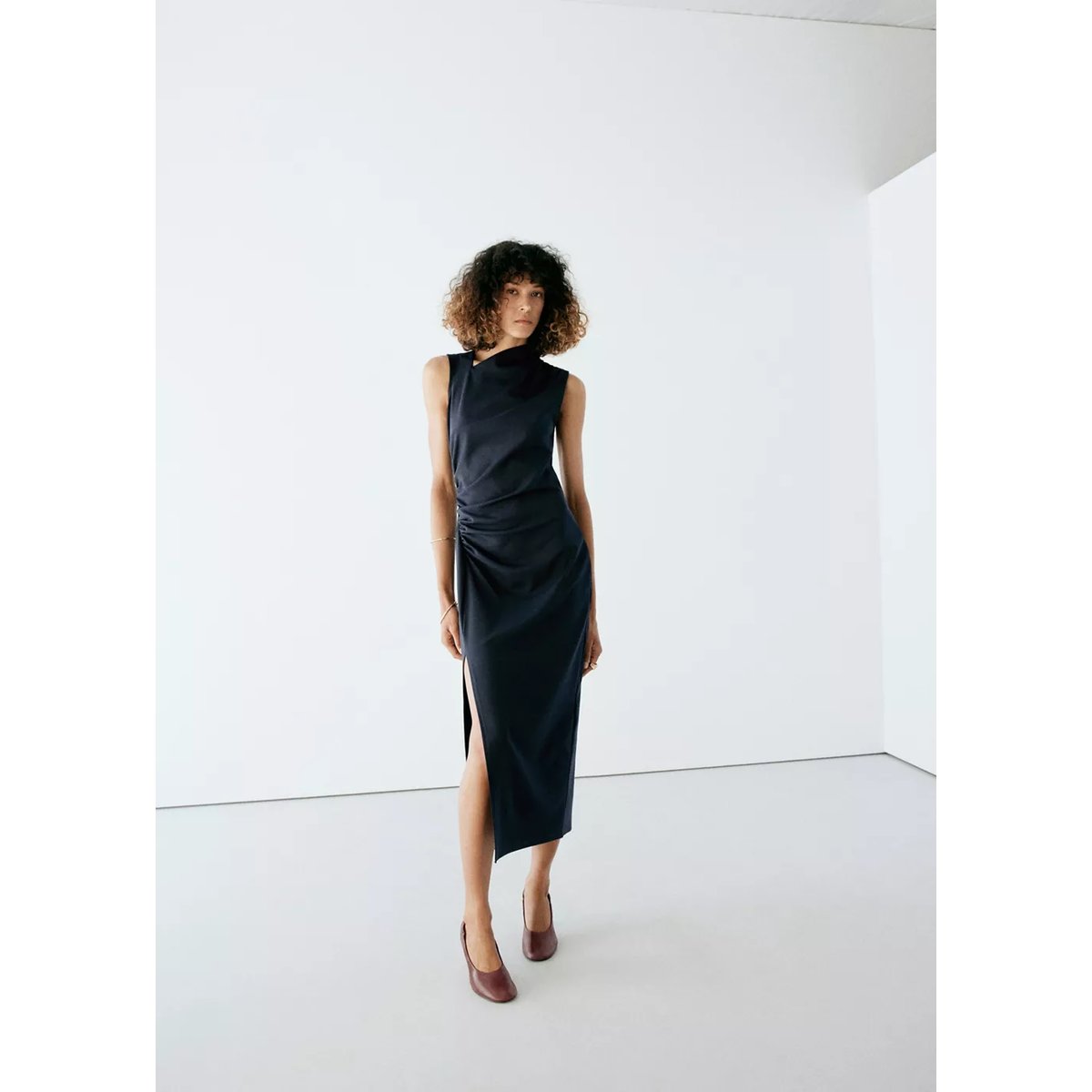Robe à encolure asymétrique froncée bleu nuit, MANGO