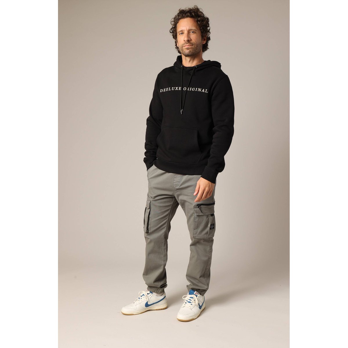 Sweat à capuche en polaire avec inscription brodée « deeluxe original ». BEN black, DEELUXE
