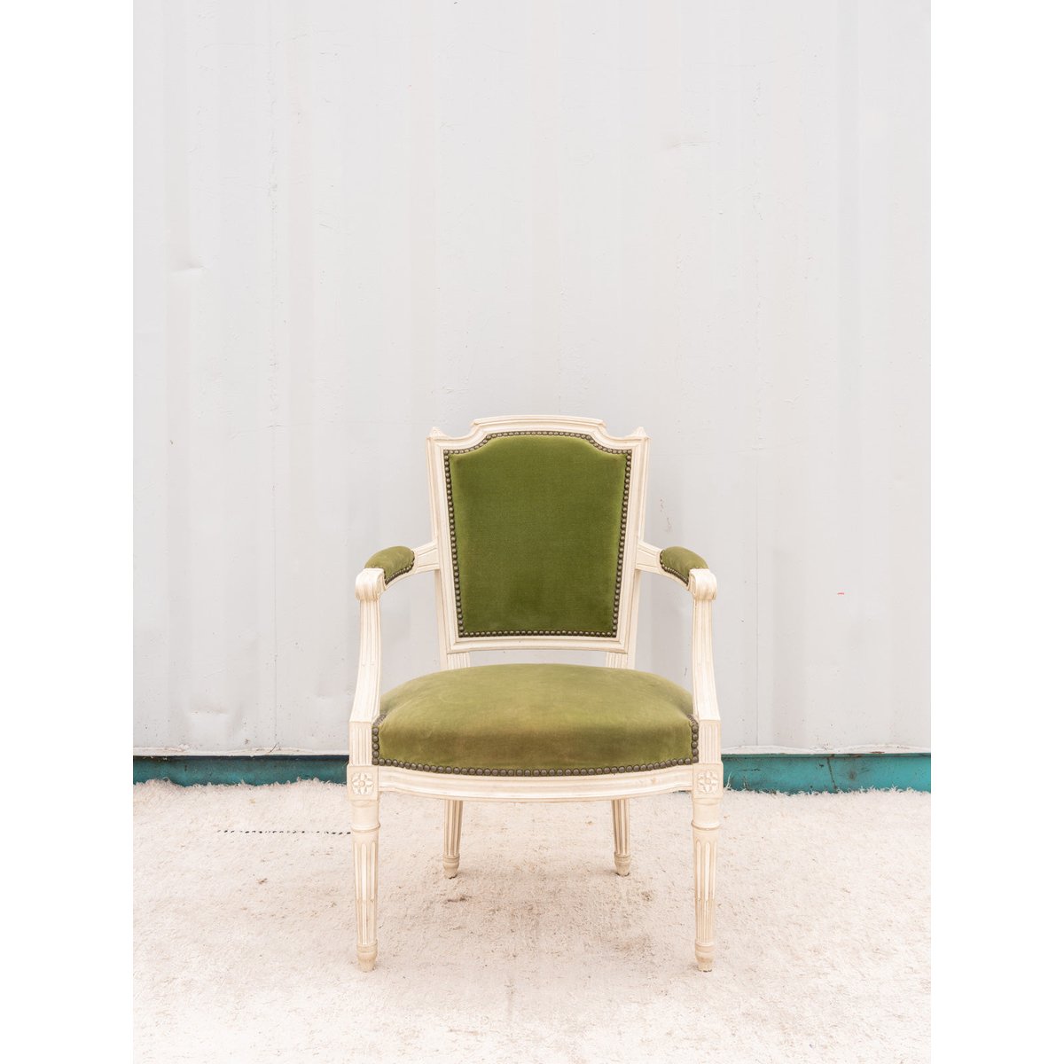 Fauteuil en bois et velours vert Ernest N°1060 - Bon état beige, DEBONGOUT