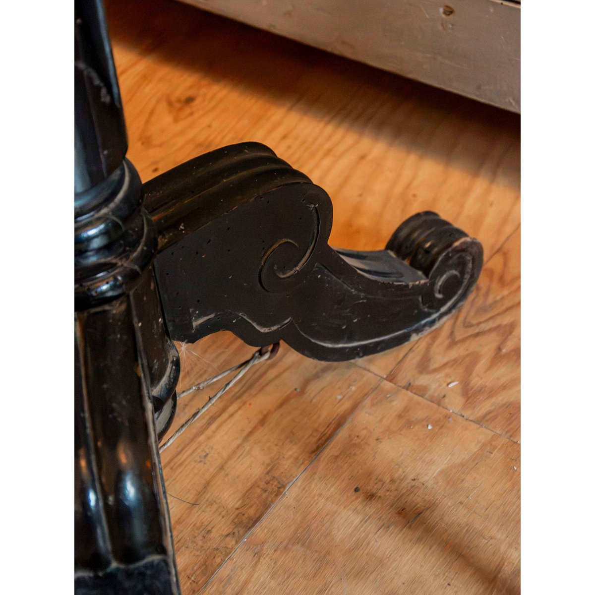 Table d'appoint au pied sculpté Francine N°1611 - Bon état noir, DEBONGOUT