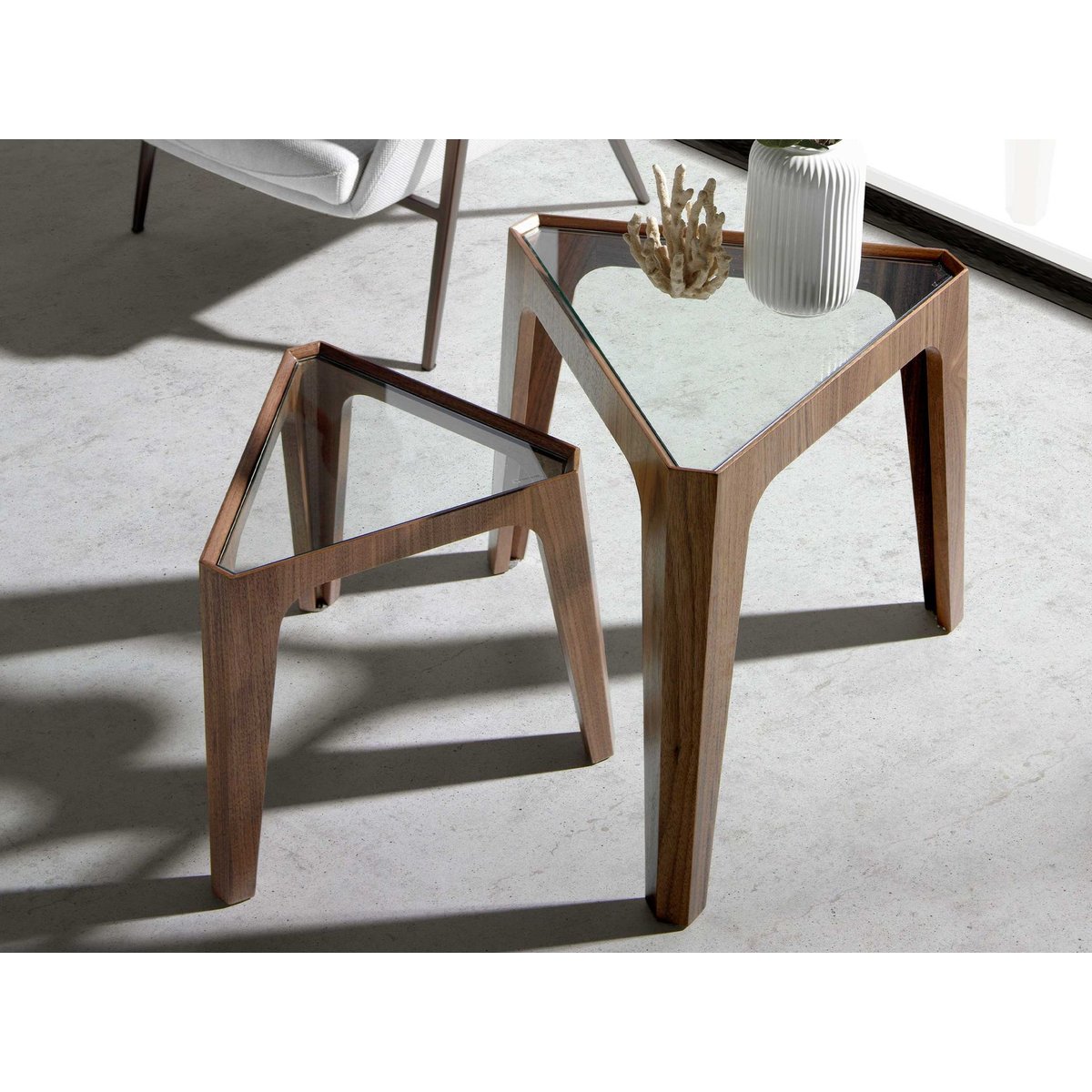 Table d'angle triangulaire en verre trempé et noyer verre | noyer, ANGEL CERDA
