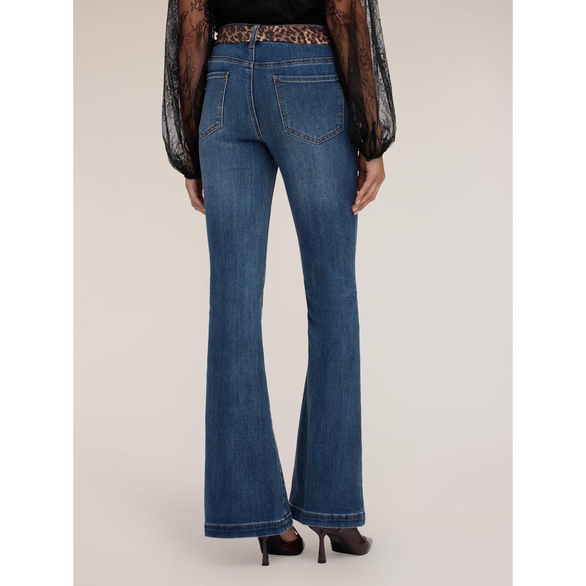 Jean flare taille haute avec ceinture léopard. bleu, MOTIVI