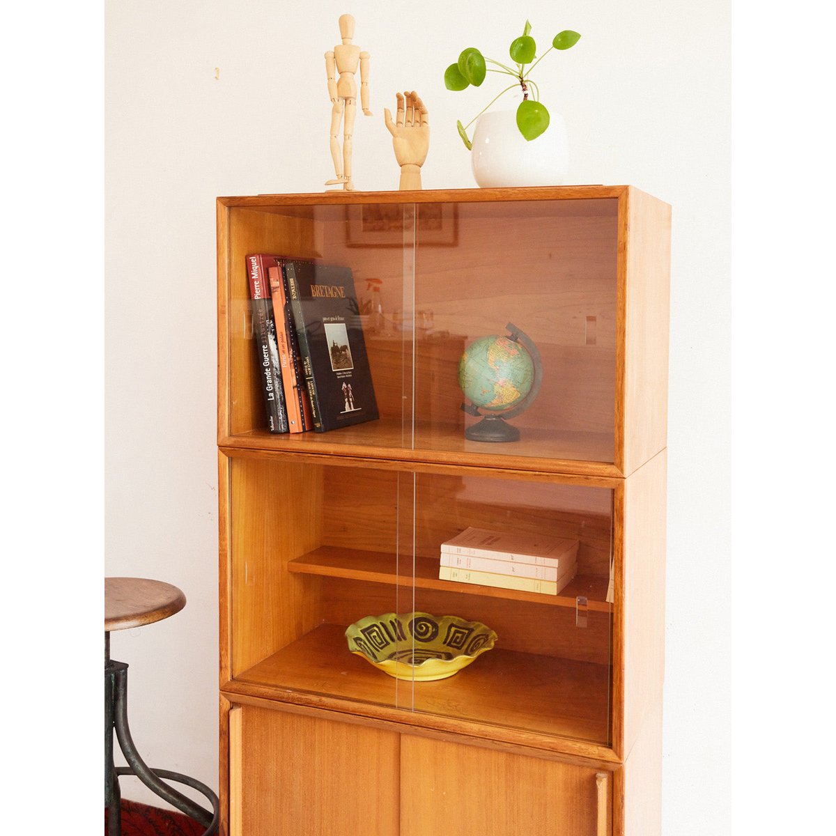 Vitrine en bois Victoria N°1360 - Bon état bois clair, DEBONGOUT