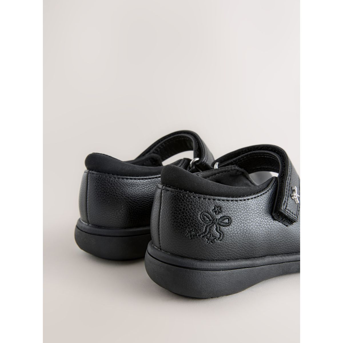 Babies d'école avec nœud brodées noir mat, NEXT