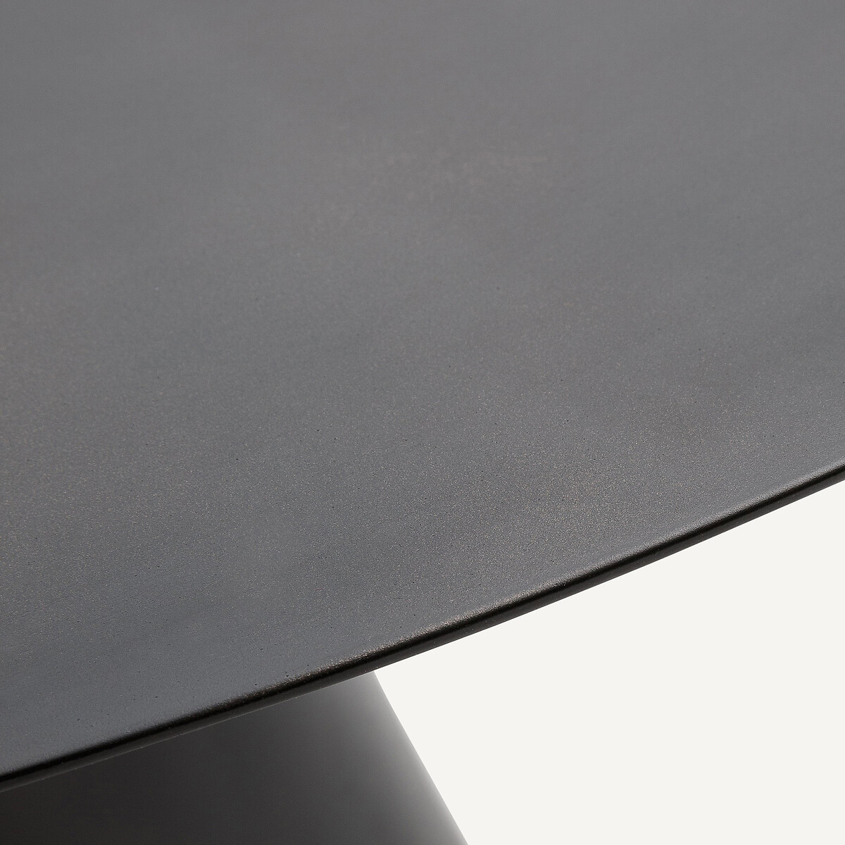 Table en métal acier effet usé, diamètre 120 cm, 6 couverts, MAYRA gun métal, AM.PM