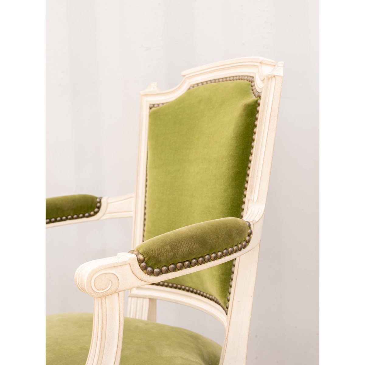 Fauteuil en bois et velours vert Ernest N°1060 - Bon état beige, DEBONGOUT