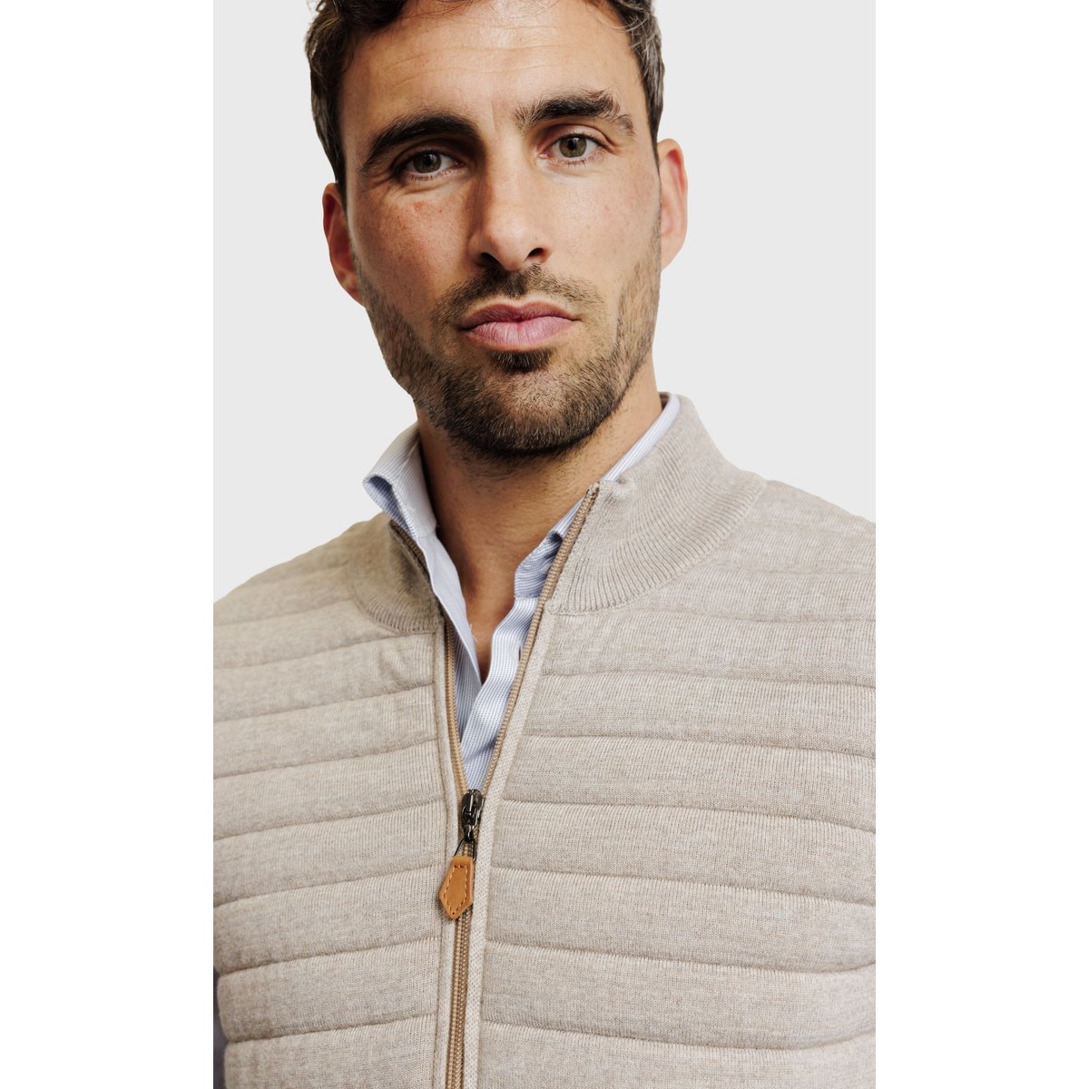 Gilet sans manches matelassé en laine mérinos 2 fils beige, ACROSS