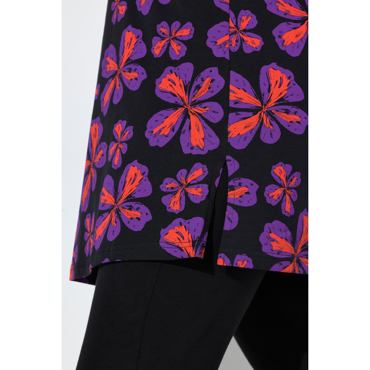 T-shirt long à fleurs. Col rond et manches noir, ULLA POPKEN
