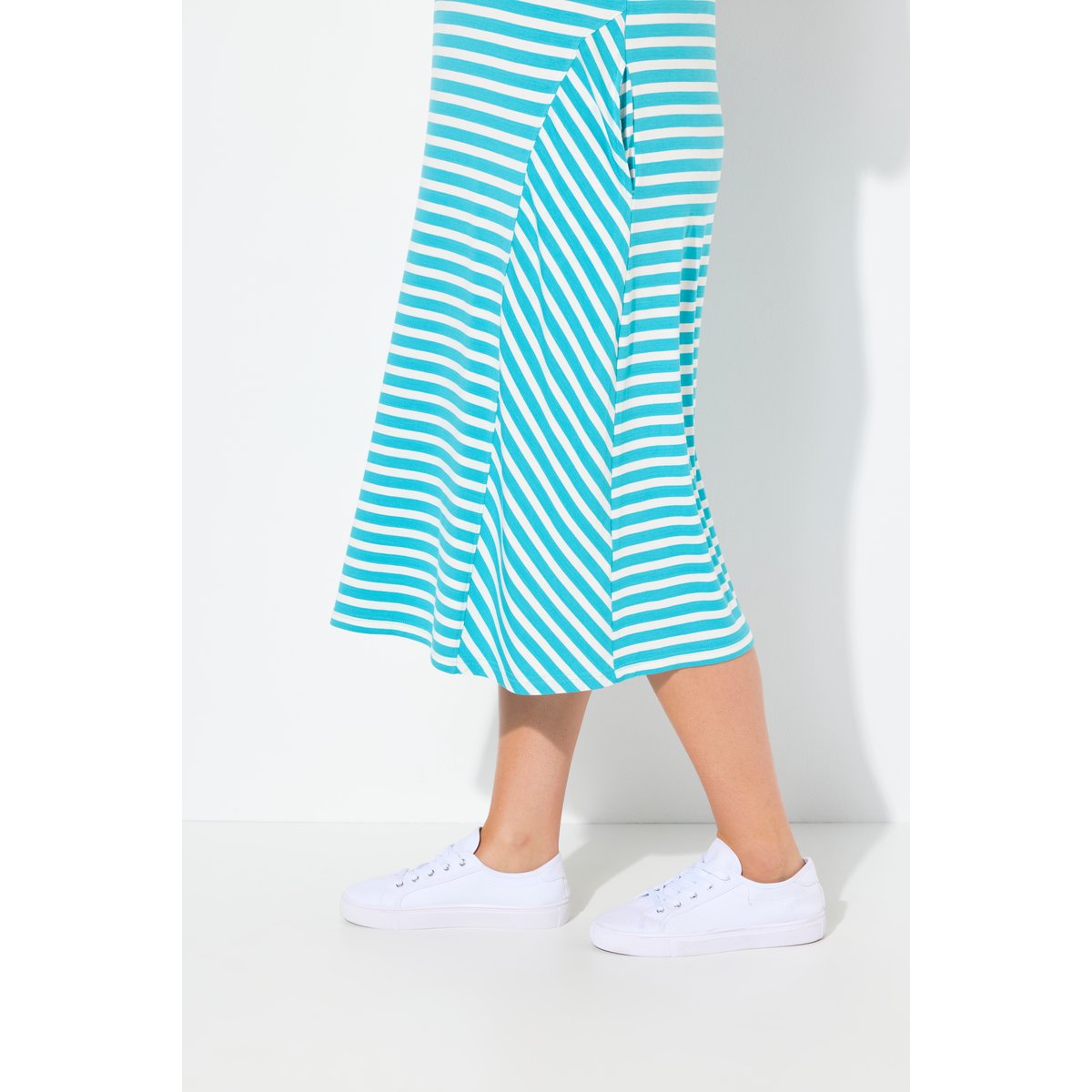 Robe midi à rayures. Décolleté V et manches aqua foncé, ULLA POPKEN