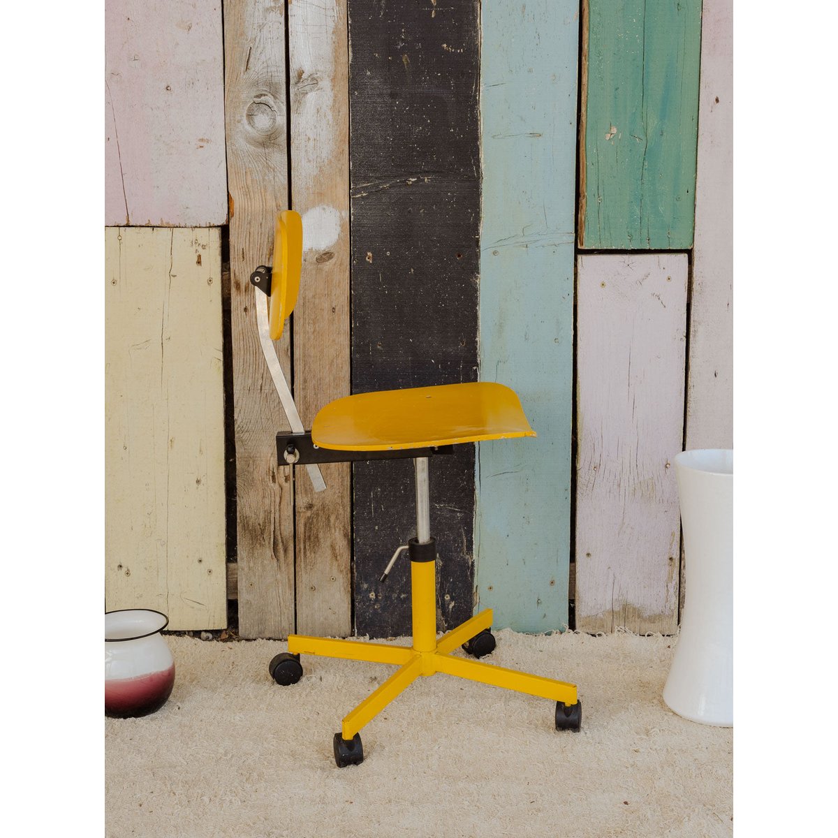 Chaise en bois jaune et chromée Alma N°1696 - Bon état jaune, DEBONGOUT