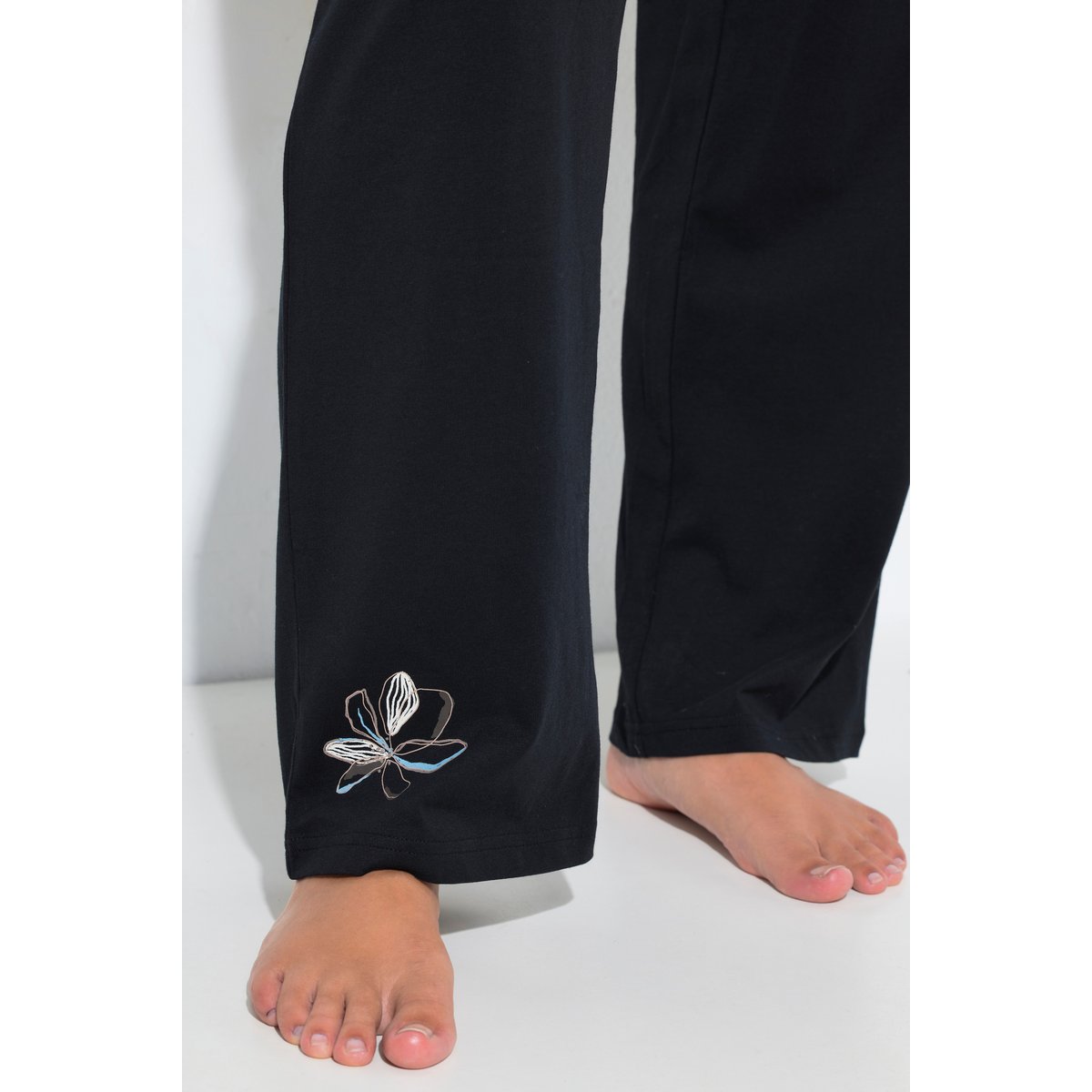 Pyjama motif floral, col Henley noir, ULLA POPKEN