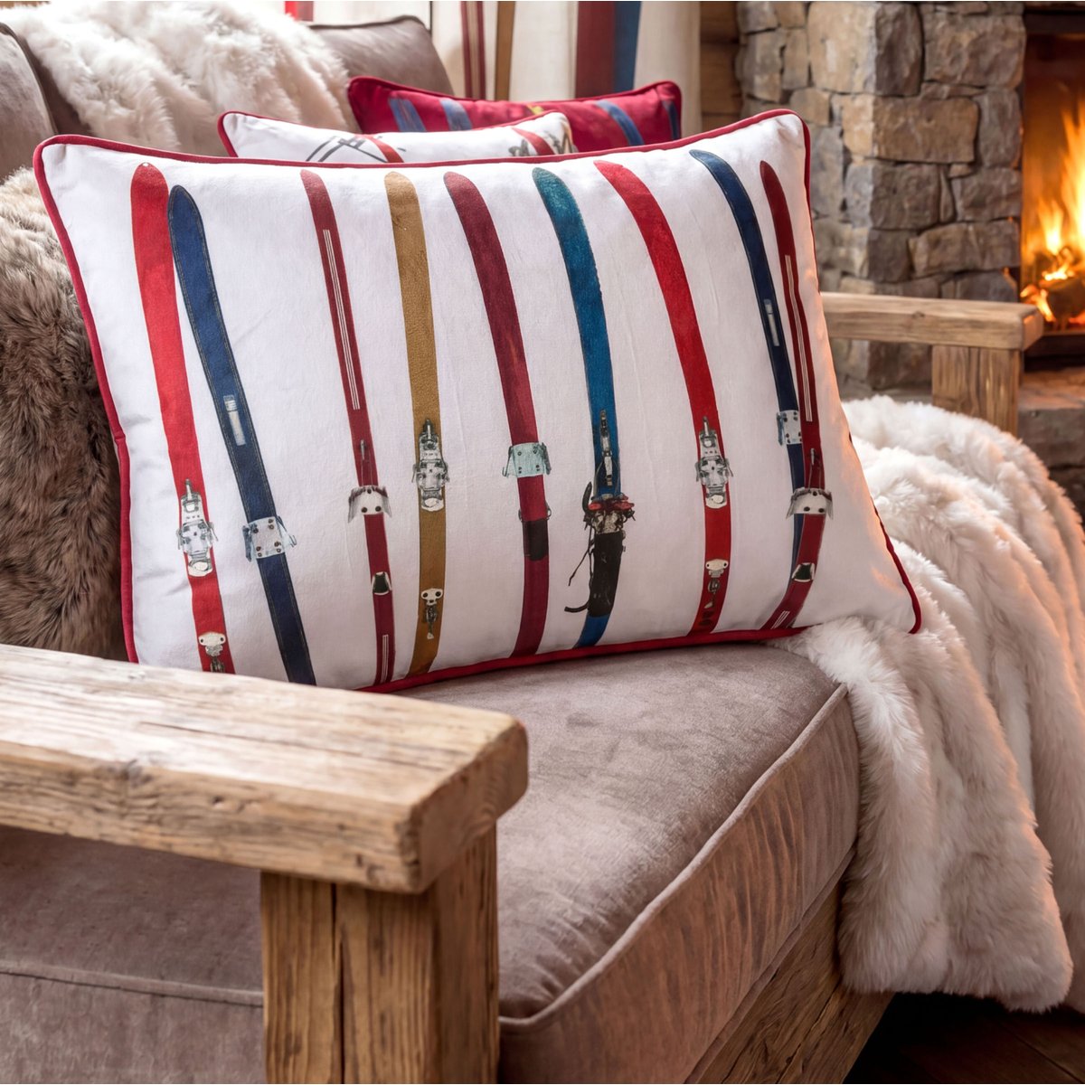 Coussin rectangulaire à motif skis vintage blanc, LOVELY CASA