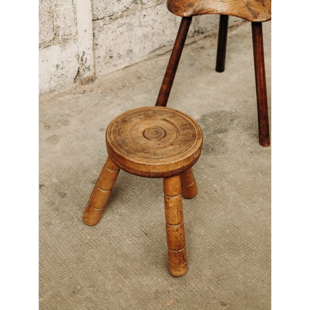 Tabouret en bois gravé Regis N°411 - Bon état bois, DEBONGOUT