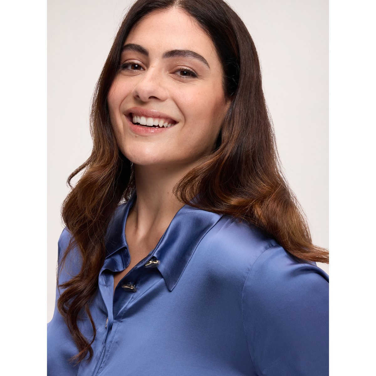 Blouse stretch avec boutons bijoux light - blue, FIORELLA RUBINO