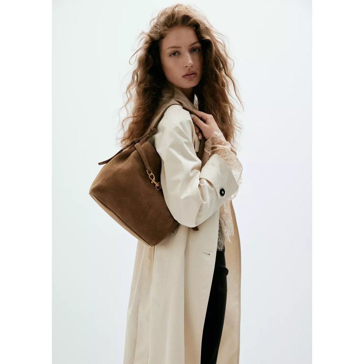 Sac seau en cuir suédé avec détail équestre marron moyen, MANGO