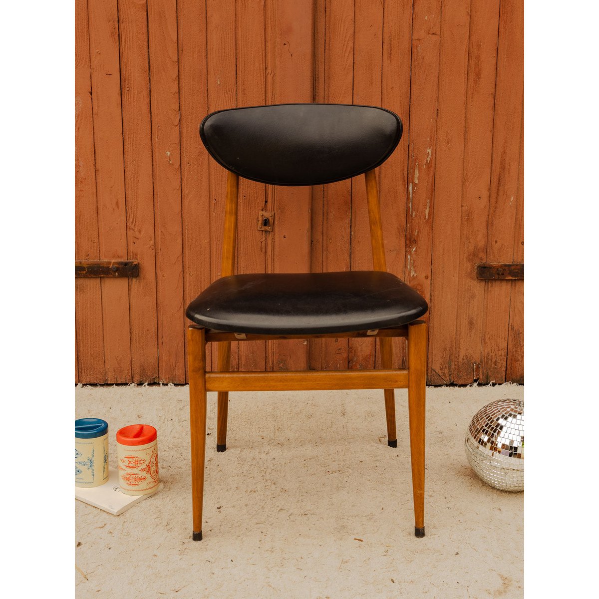 Chaise en bois et cuir noir Alma N°2076 - Bon état bois foncé, DEBONGOUT