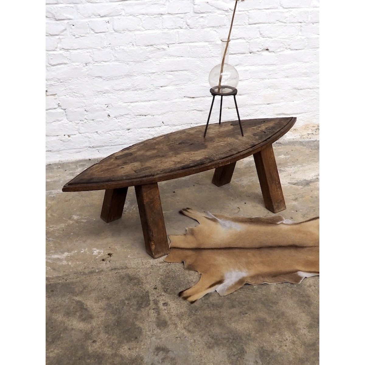 Table basse brutaliste Léonie N°436 - Bon état bois foncé, DEBONGOUT