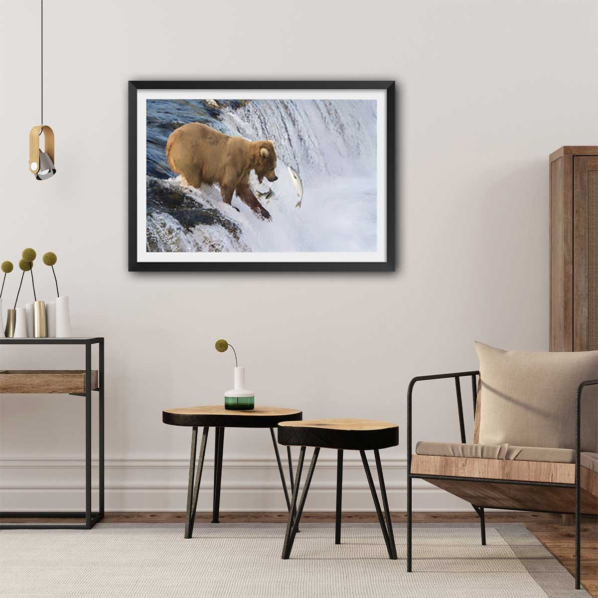 Affiche un ours pêche sur le bord affiche + cadre en bois - noir, HEXOA