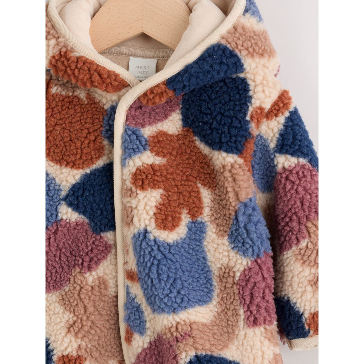 Veste à capuche bébé en peau lainée imprimé camouflage marron et bleu, NEXT