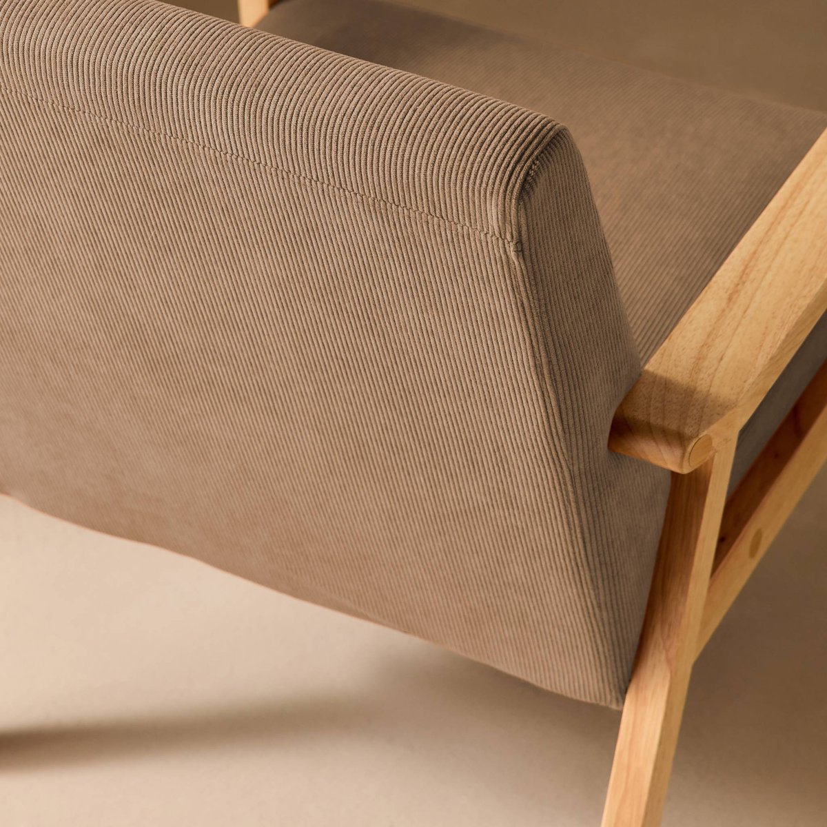 Fauteuil scandinave bois de peuplier, d'hévéa et velours côtelé ISAK taupe, SWEEEK