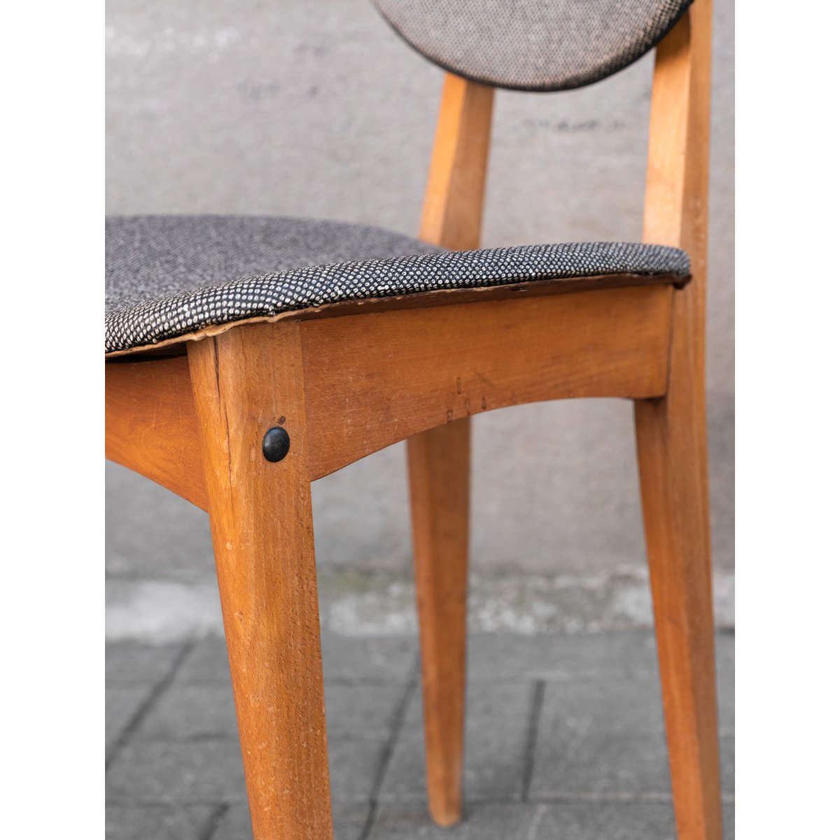Chaise vintage en bois et revêtement synthétique Alma N°1945 - Bon état bois clair, DEBONGOUT