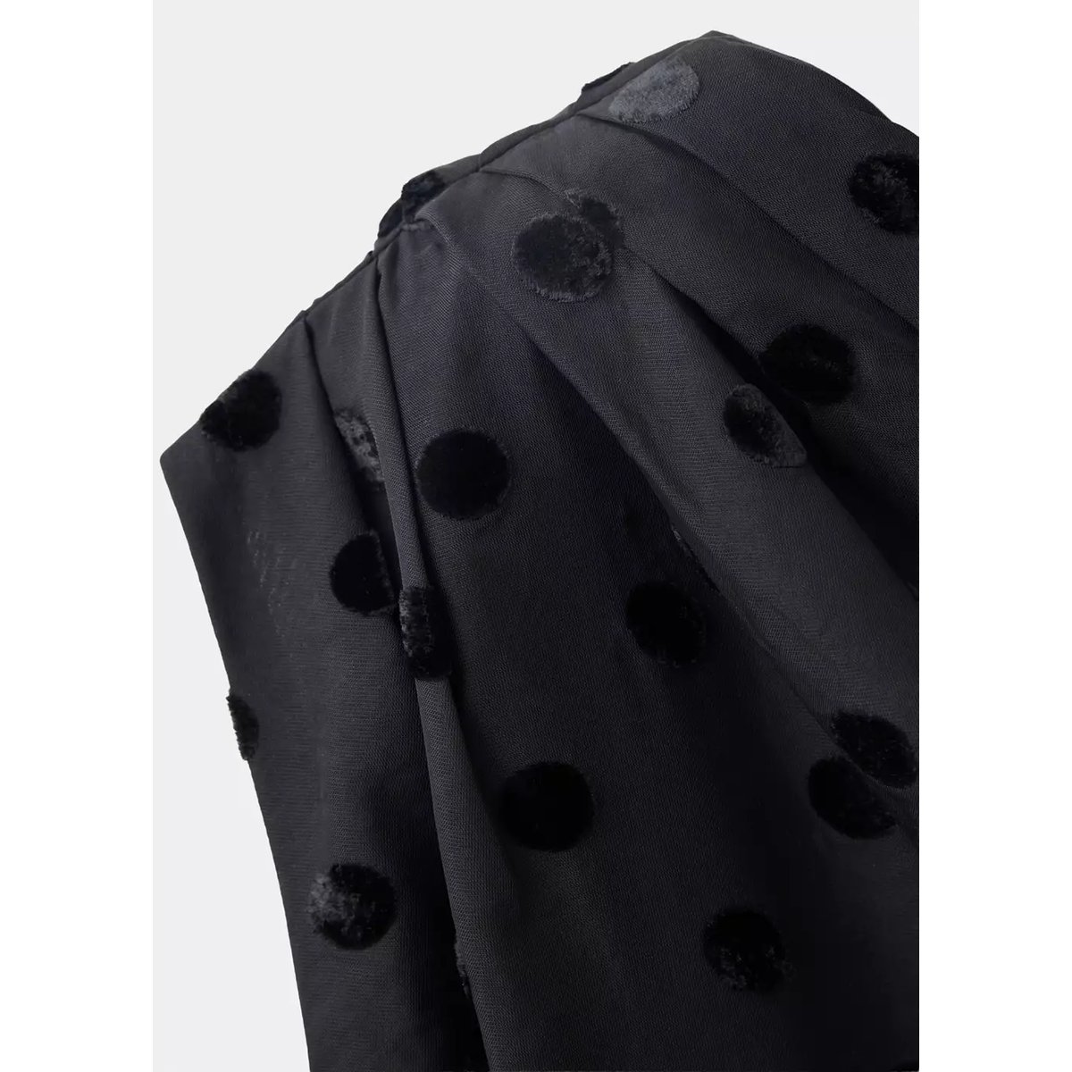 Top asymétrique plumetis noir, MANGO