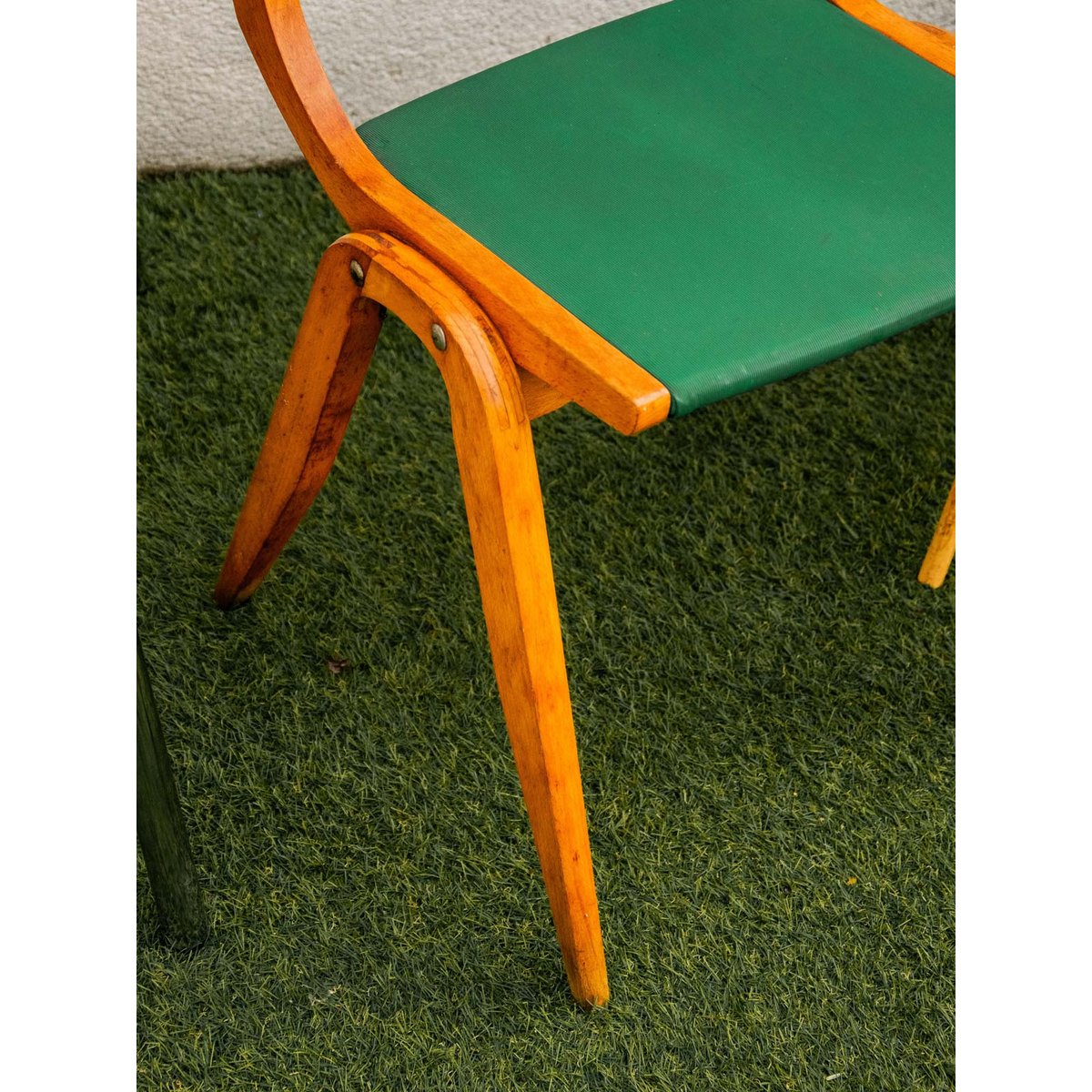 Chaise boomerang en bois Alma N°1200 - Bon état bois clair, DEBONGOUT