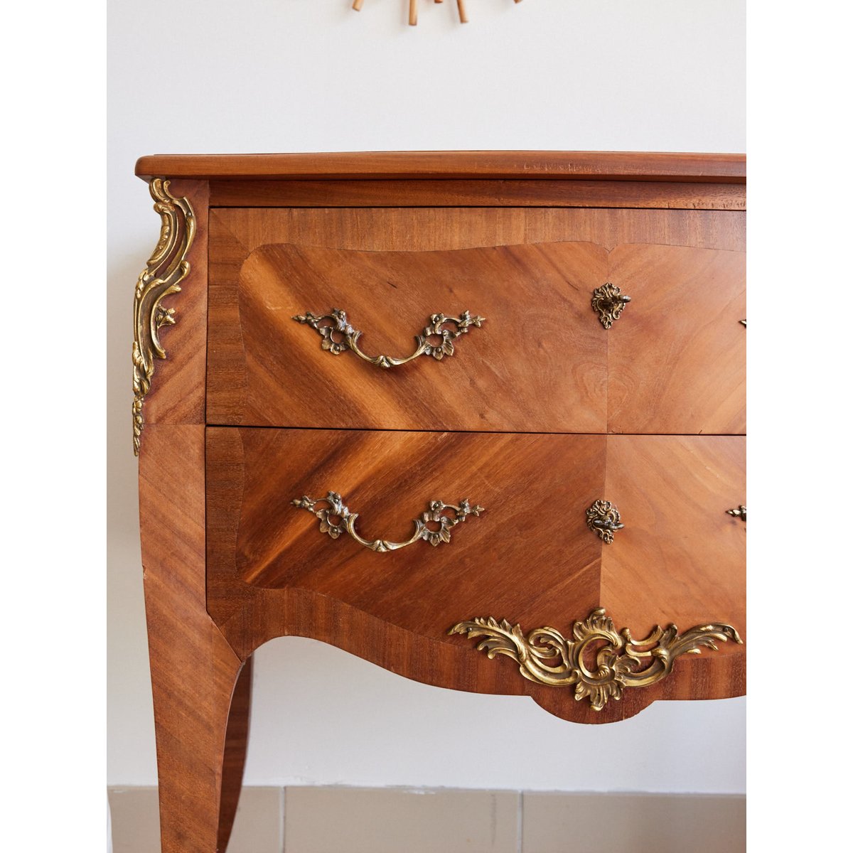 Commode de style Louis XV Garance N°686 - Bon état bois clair, DEBONGOUT