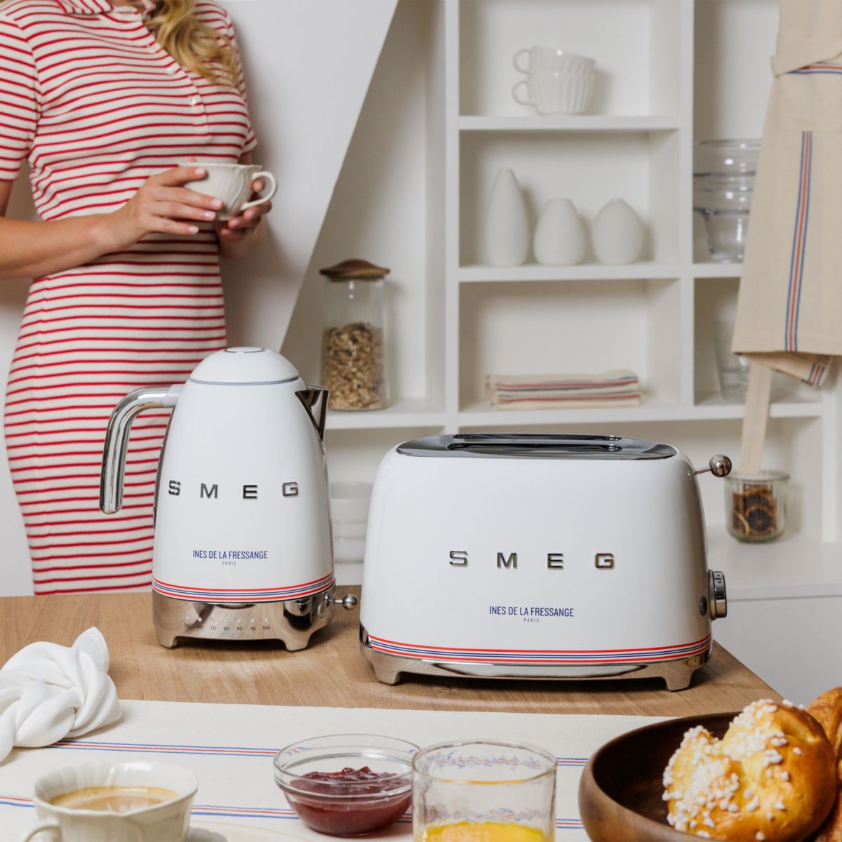 Bouilloire à température réglable 1,7 litre KLF04 blanc inès de la fressange brillant, SMEG