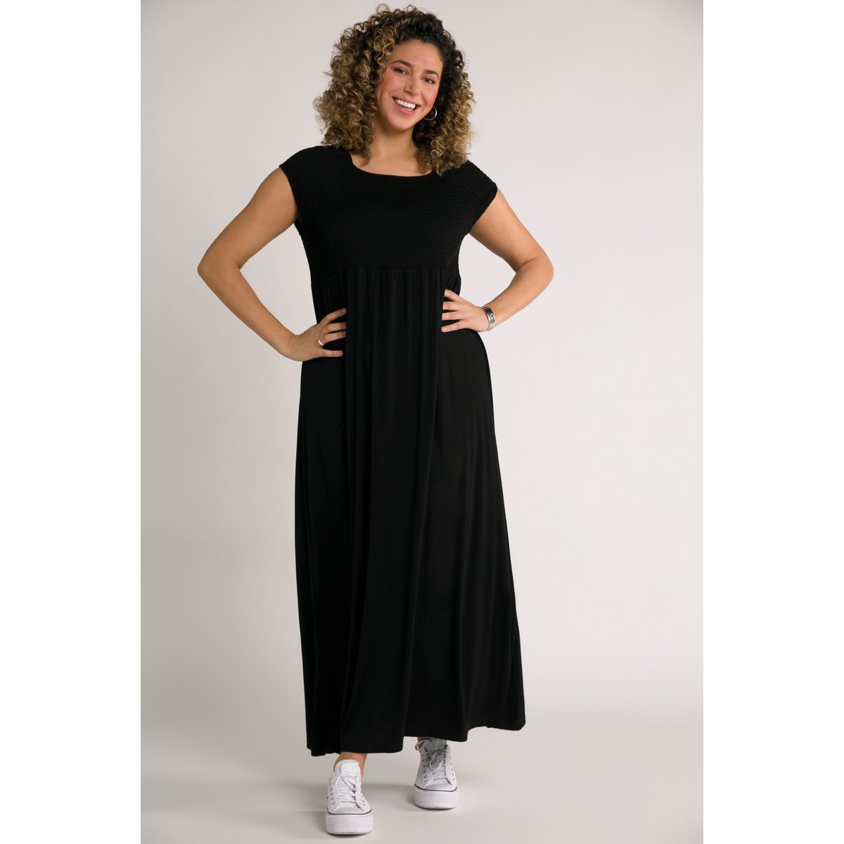 Robe smockée, coupe évasée. Encolure carrée noir, ULLA POPKEN