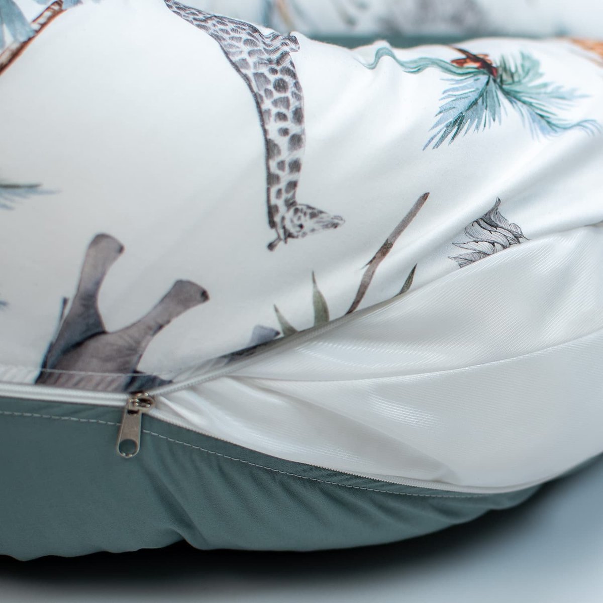 Petit coussin d'allaitement ergonomique + housse SAFARI safari, vert, gris, blanc, SEVIRA KIDS
