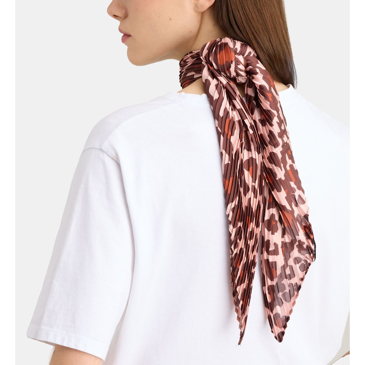 Carré plissé fauve à motif léopard rose pâle, GALERIES LAFAYETTE