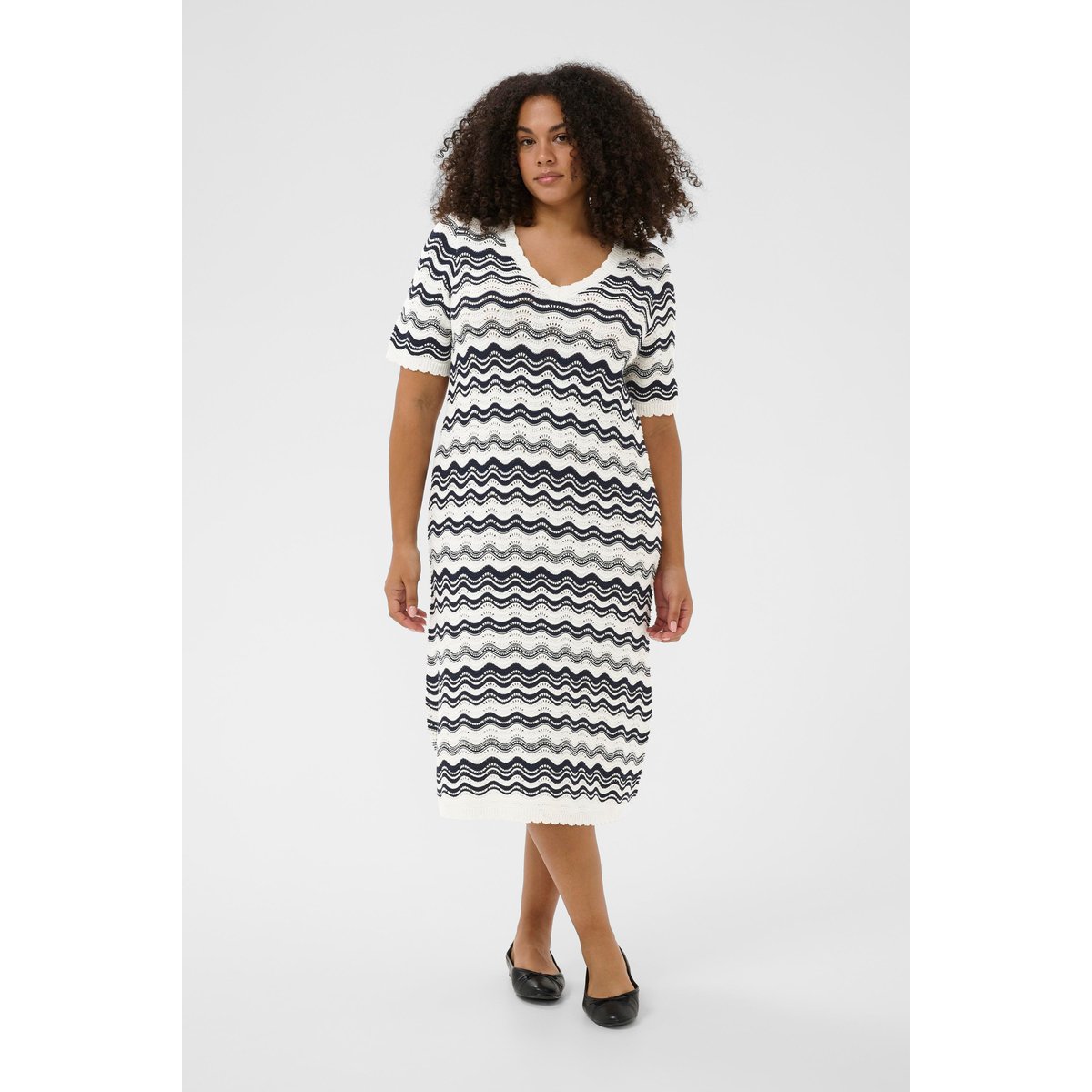 Robe blanc chalk/midnight m. wavy lines, KAFFE CURVE