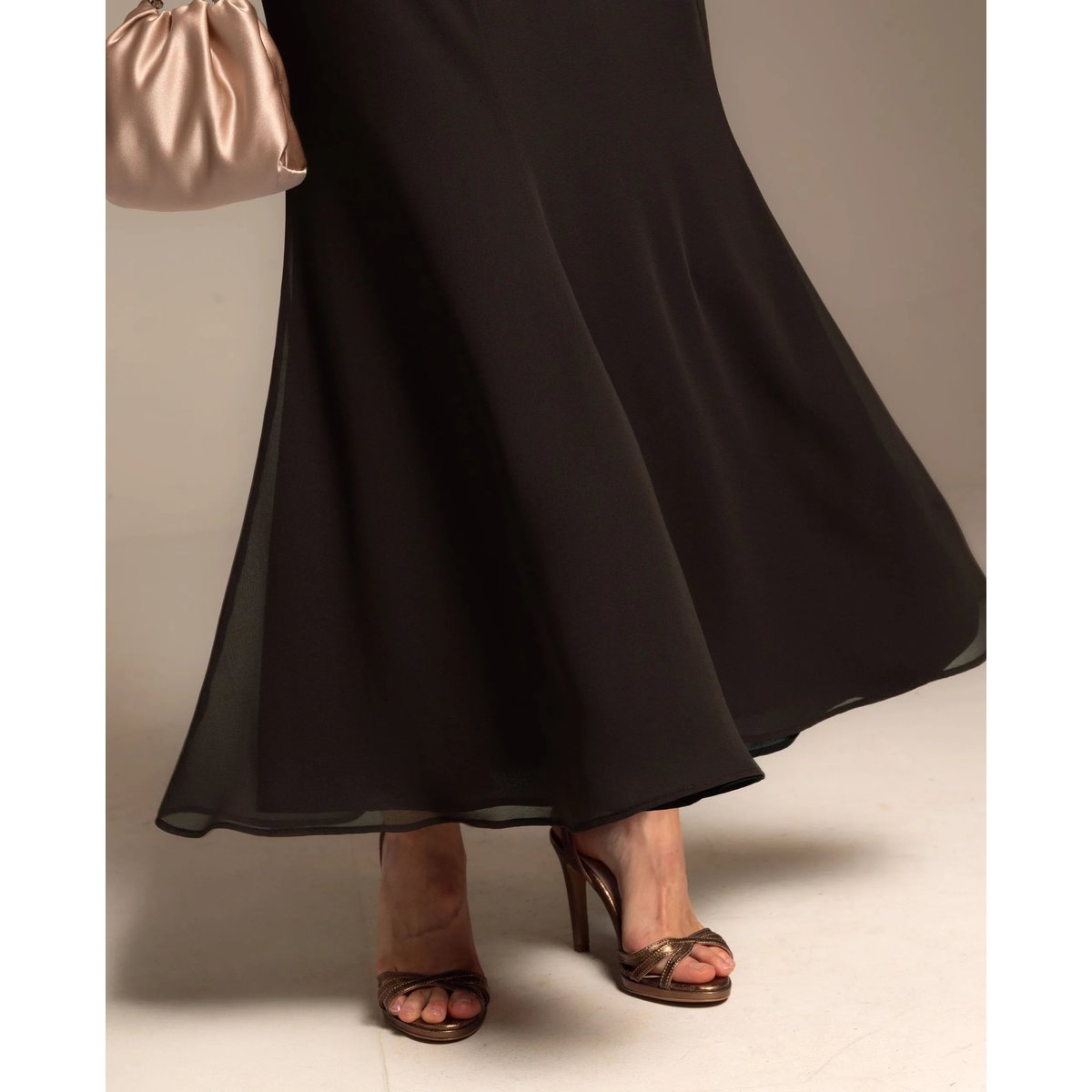 Jupe longue en mousseline à pinces et taille élastique marron, THE-ARE