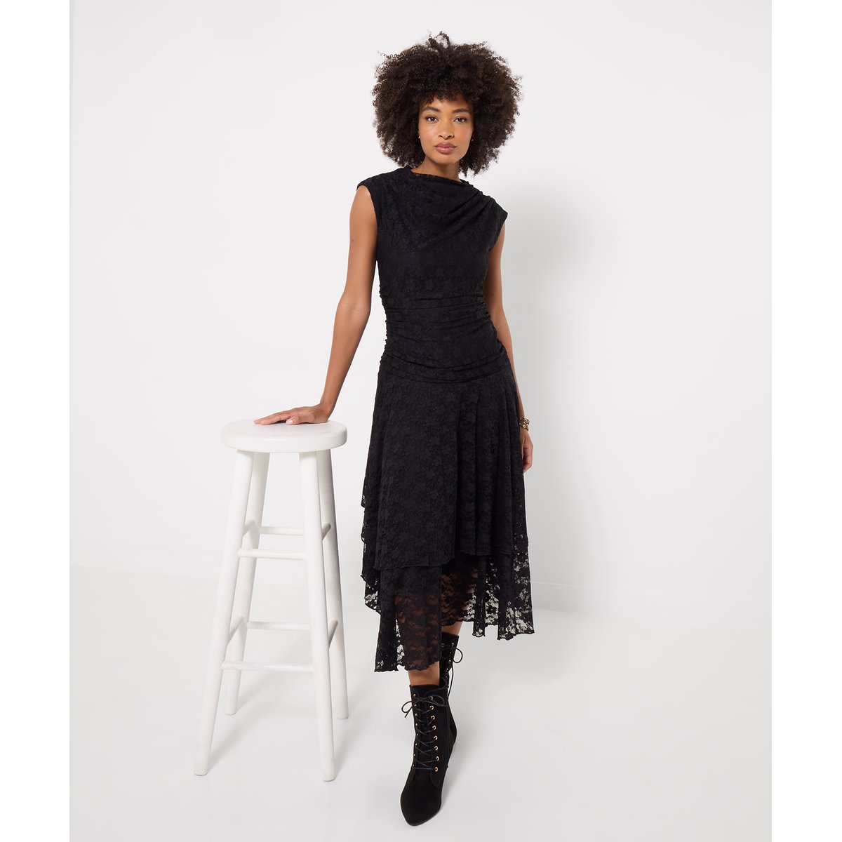 Élégante Robe en Dentelle à Col Bénitier et Ourlet Plongeant noir, JOE BROWNS