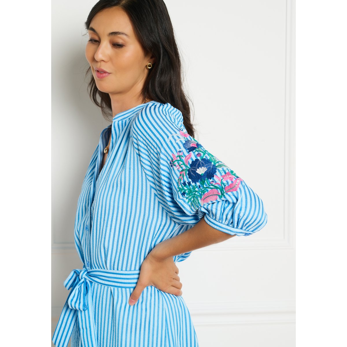Robe chemise midi brodée bleu, LOLALIZA