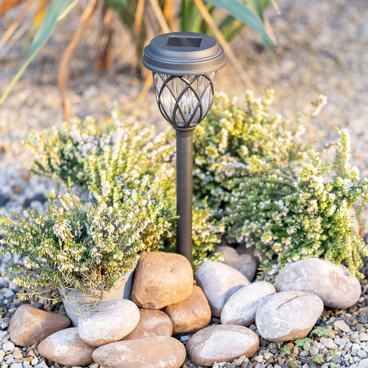Set of 6 Solar Powered Diamond Garden Spike Lights black, SO'HOME